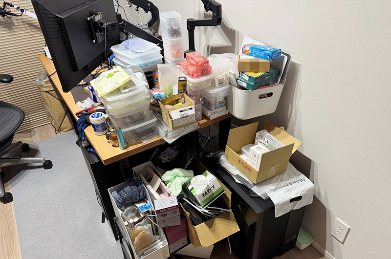 A large number of key switches necessary for the keyboard journey, including self-made keyboards, are arranged and placed beside the work desk.