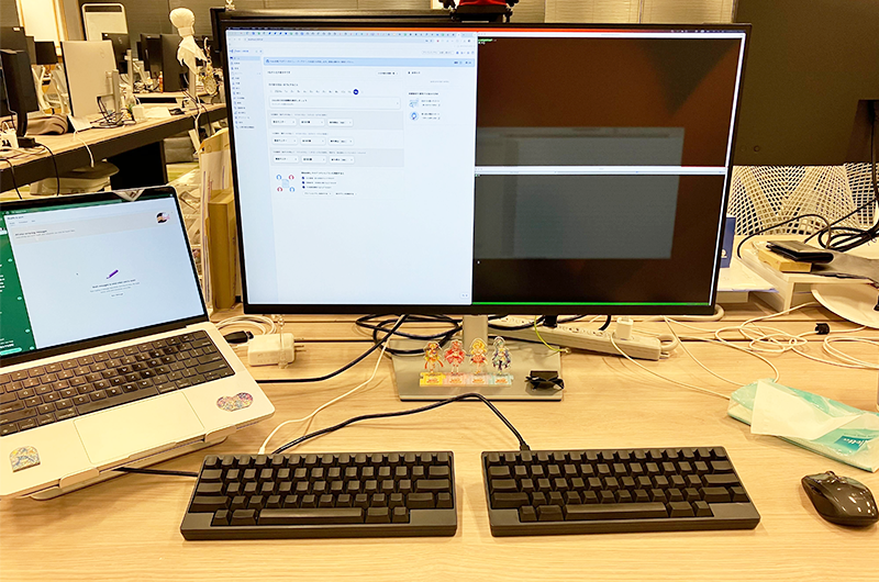 Keik's work environment. 2 HHKB Professional2 Charcoal models are used at the same time. He says this helps to open up his shoulders and reduce the strain on his body when working for long periods of time.